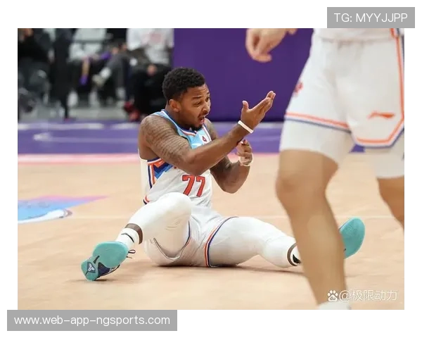 激烈对决引爆全场热情 体育赛事中的经典瞬间与运动员不屈精神