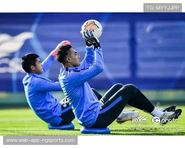 《足球运动员如何通过训练与心态调整突破自我达到职业巅峰》