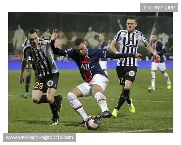 多特蒙德与巴黎圣日耳曼激战正酣比分悬念引发球迷热议