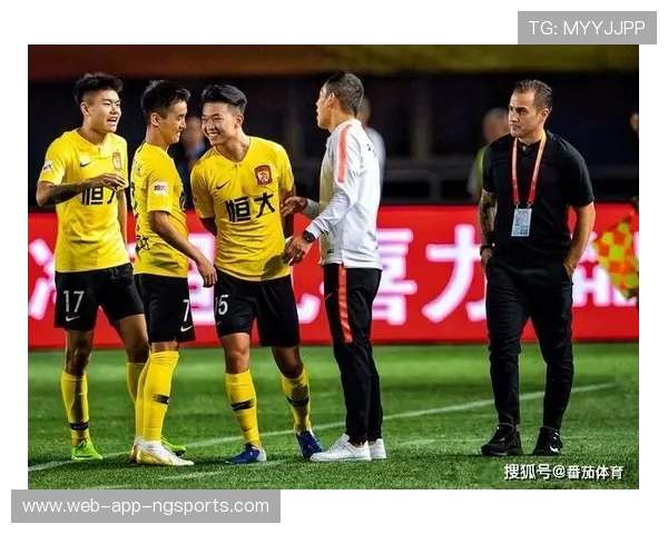 河南建业迎战恒大淘宝争夺中超联赛关键三分的激烈对决